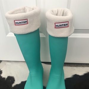 Hunter cream color logo fleece socks. Size Medium
